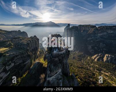 Luftaufnahme des Klosters Trinity und atemberaubende Bilder von Tal und Wahrzeichen Canyon von Meteora Stockfoto