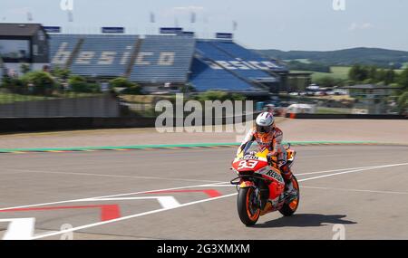 Hohenstein Ernstthal, Deutschland. Juni 2021. Motorsport/Motorrad, großer Preis von Deutschland, MotoGP auf dem Sachsenring: Fahrer Marc Marquez (Spanien, Repsol Honda Team) tritt beim ersten Freien Training vor leeren Tribünen in die Boxengasse. Quelle: Jan Woitas/dpa-Zentralbild/dpa/Alamy Live News Stockfoto