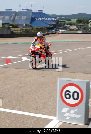 Hohenstein Ernstthal, Deutschland. Juni 2021. Motorsport/Motorrad, großer Preis von Deutschland, MotoGP auf dem Sachsenring: Fahrer Marc Marquez (Spanien, Repsol Honda Team) tritt beim ersten Freien Training vor leeren Tribünen in die Boxengasse. Quelle: Jan Woitas/dpa-Zentralbild/dpa/Alamy Live News Stockfoto