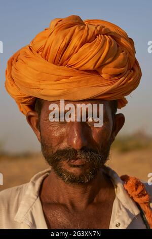 Porträt eines Kamelhirten auf der jährlichen Pushkar Fair in Rajasthan, Indien. Stockfoto