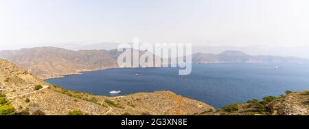 Ein Blick auf die Berge der Sierra de Muela und die Bucht von Cartagena in Murcia mit festgetäuten Frachtschiffen Anker Stockfoto