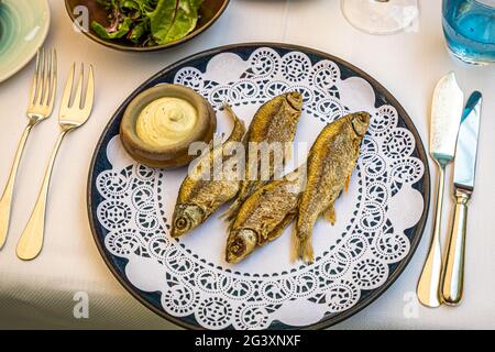 Teller mit gebratenem Moselfisch Stockfoto