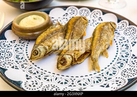 Teller mit gebratenem Moselfisch Stockfoto