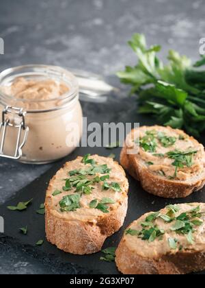 Hausgemachte putenpastete auf Brot Stockfoto