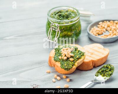 Baguette Brot mit frischem Pesto Stockfoto