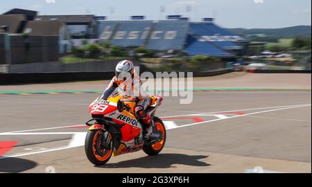 Hohenstein Ernstthal, Deutschland. Juni 2021. Motorsport/Motorrad, großer Preis von Deutschland, MotoGP auf dem Sachsenring: Fahrer Marc Marquez (Spanien, Repsol Honda Team) tritt beim ersten Freien Training vor leeren Tribünen in die Boxengasse. Quelle: Jan Woitas/dpa-Zentralbild/dpa/Alamy Live News Stockfoto