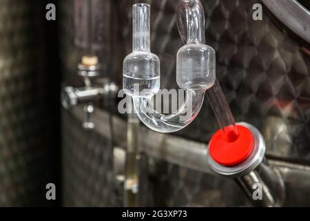 Fermentationssiphons im modernen Weingut von Jeff Konsbrück in Ahn, Luxemburg Stockfoto