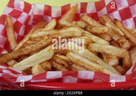 Pommes Frites im Retro Cafe Stockfoto