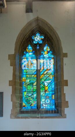 Scampton, Lincoln, Lincolnshire, Großbritannien. Juni 2021. Ein neues Buntglasfenster in der St. John the Baptist Church Scampton, das der Beziehung zwischen der Kirche und dem nahe gelegenen RAF Scampton gewidmet ist. Der Flugplatz in Scampton wurde während des Ersten Weltkriegs gegründet und ist vor allem als Heimat der Dambusters, des Vulcan Bombers und vor kurzem der Red Arrows bekannt. Quelle: Matt Limb OBE/Alamy Live News Stockfoto