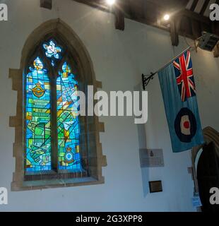 Scampton, Lincoln, Lincolnshire, Großbritannien. Juni 2021. Ein neues Buntglasfenster in der St. John the Baptist Church Scampton, das der Beziehung zwischen der Kirche und dem nahe gelegenen RAF Scampton gewidmet ist. Der Flugplatz in Scampton wurde während des Ersten Weltkriegs gegründet und ist vor allem als Heimat der Dambusters, des Vulcan Bombers und vor kurzem der Red Arrows bekannt. Quelle: Matt Limb OBE/Alamy Live News Stockfoto