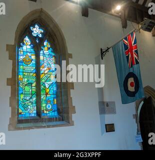 Scampton, Lincoln, Lincolnshire, Großbritannien. Juni 2021. Ein neues Buntglasfenster in der St. John the Baptist Church Scampton, das der Beziehung zwischen der Kirche und dem nahe gelegenen RAF Scampton gewidmet ist. Der Flugplatz in Scampton wurde während des Ersten Weltkriegs gegründet und ist vor allem als Heimat der Dambusters, des Vulcan Bombers und vor kurzem der Red Arrows bekannt. Kredit: Matt Limb OBE Stockfoto