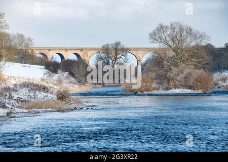 Roxburgh Viadukt über den Teviot River im Winterschnee, Scottish Borders Stockfoto