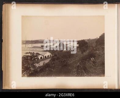 Blick auf die Gebäude, Kais und die Umgebung der Tanjong Pagar Dock Co. Ltd. In Singapur; Panorama der fünf-Blatt-Aufgaben aus dem Wharf Superintendent's House. Panorama bestehend aus fünf Drucken. Teil des Fotoalbums der Tanjong Pagar Dock Co. Ltd. In Singapur. Stockfoto