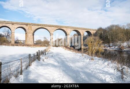 Roxburgh Viadukt über den Teviot River im Winterschnee, Scottish Borders Stockfoto