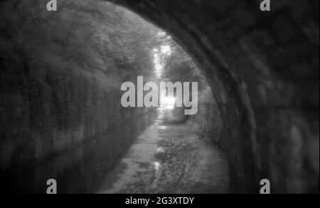 Tunnel auf dem Macclesfield-Kanal bei Scholar Green Stockfoto