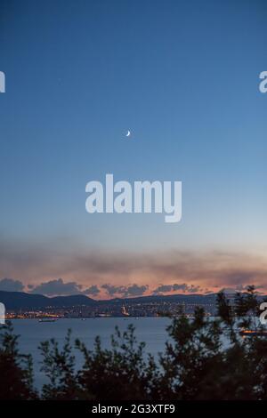 Späte Dämmerung auf See. Ruhe am Meer. Dicke bunte Wolken über der Wasseroberfläche. Konzept - Urlaub am Meer. Stockfoto