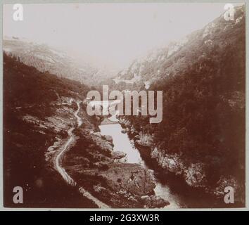 Schlucht mit Straße und Brücke über die Sioule in der Auvergne. Teil des Fotoalbums eines französischen Amateurfotografen mit Aufnahmen von Reisen in Frankreich, Spanien, Belgien, Luxemburg und den Niederlanden, den ersten Automobilen und Autorassen. Stockfoto
