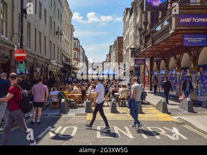 London, Großbritannien. Mai 2021. Belebte Restaurants und Cafés in der Old Compton Street, Soho. Stockfoto