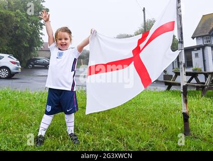 Brighton Sussex, Großbritannien. Juni 2021. Die junge, vierjährige Engländerin Isabella aus Brighton ist bereit für das Spiel der Tonights gegen Schottland in der UEFA-Europameisterschaft : Credit Simon Dack/Alamy Live News Stockfoto