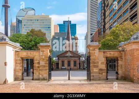 Die St. James Church aus dem Jahr 1834 im georgianischen Stil ist perfekt eingerahmt von den Toren der 1819 erbauten Hyde Park Barracks in Sydney, New South Wales, Australien. Stockfoto