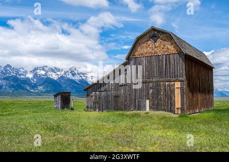 Ein gut konserviertes Haus in der Mitte des Feldes im Grand Tetons National Park, Wyoming Stockfoto