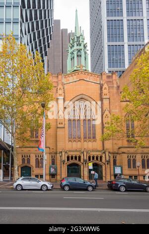 Die St. Stephen's Uniting Church in der Macquarie Street, Sydney, Australien, ist eine von nur drei verbleibenden großen Kirchen im gotischen Stil in Sydney. Stockfoto