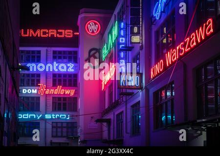 Neon-Seitengallerie bei Nacht, galerie neonów, Ruska 46c, Breslau, Niederschlesien, Polen Stockfoto