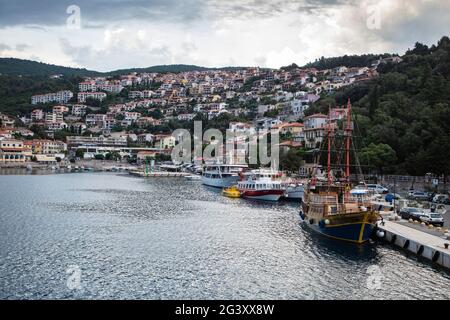 Ausflugsboote auf dem Pier mit Stadt dahinter, Rabac, Istrien, Kroatien, Europa Stockfoto