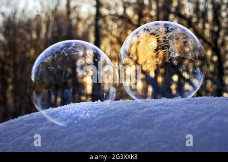 Eiskalte Seifenblasen mit Eiskristallen auf Schnee, Witten, Nordrhein-Westfalen, Deutschland, Europa Stockfoto