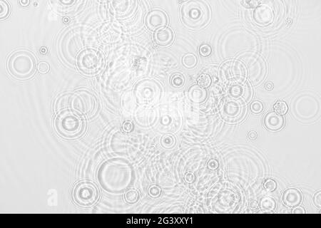 Wasserhintergrund. Weißes Wasser Textur, blaue Minze Wasseroberfläche mit Ringen und Welligkeit. Spa-Konzept im Hintergrund. Flach liegend, Draufsicht, Kopierbereich, Kopieren Stockfoto