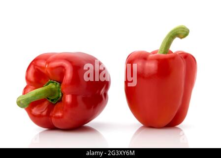 Zwei rote Paprika auf Weiß isoliert Stockfoto