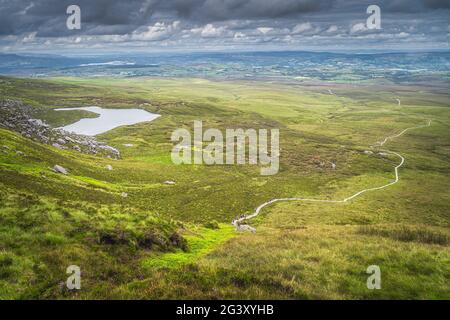 Gewundene Holzweg der Cuilcagh Park Promenade im Tal Stockfoto