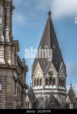 Blick auf die russisch-orthodoxe Kirche des Hl. Johannes von Kronstadt und den Fernsehturm in Hamburg Stockfoto