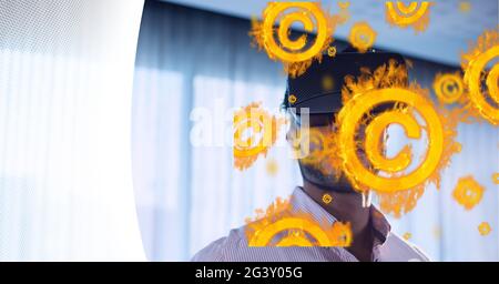 Copyright-Symbol auf Flammen über Mann mit vr-Headset vor weißem Technologie-Hintergrund Stockfoto