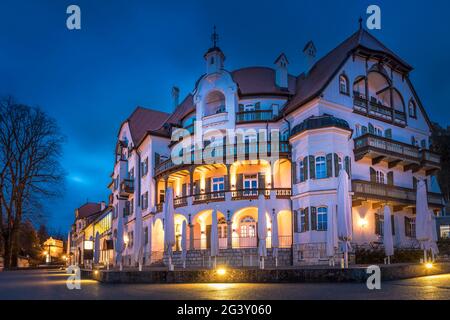 Historisches Gasthaus Alpenrose am See bei Schloss Hohenschwangau am Abend, Schwangau, Allgäu, Bayern, Deutschland Stockfoto