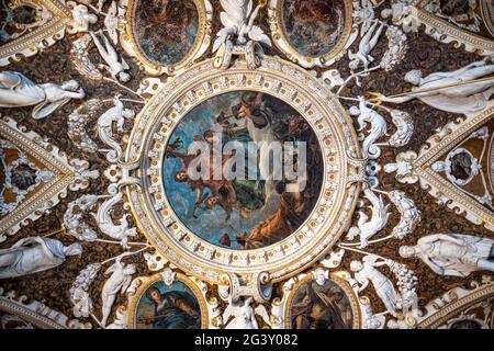 Blick auf die Deckengemälde und Dekorationen im Dogenpalast, Palazzo Ducale, San Marco, Venedig, Venetien, Italien, Europa Stockfoto