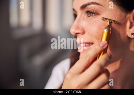 Fokussiertes Foto auf Frau, die Gesichtsmassage tut Stockfoto