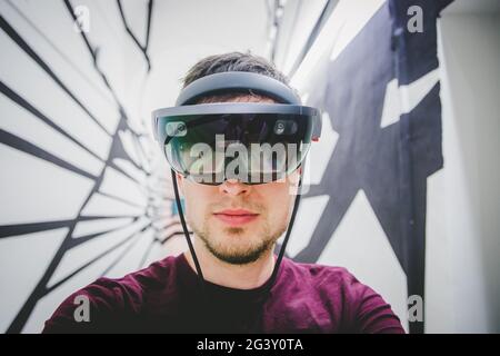 Junger Mann mit High-End-Virtual-Reality-Brille. Konzept für VR, Zukunft, Gadgets und Technologie. Stockfoto