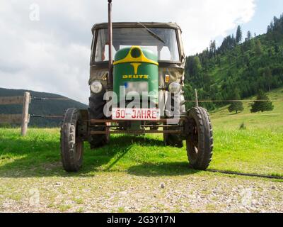 Vorderansicht eines perfekt restaurierten alten DEUTZ Traktors in grün mit gelben Streifen in der Nähe der Kleinstadt Nesselwang in Bayern. Stockfoto