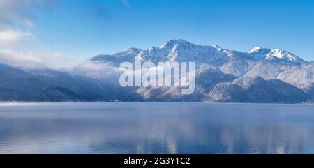 Blick über den Kochelsee nach Herzogstand und Heimgarten an einem kalten Wintermorgen, Kochel am See, Bayern, Deutschland, Europa Stockfoto