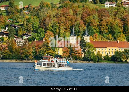 Schiff der Tegernseeschifffahrt vor der St. Quirin Klosterkirche und dem Kloster Tegernsee, Tegernsee, Oberbayern, Bayern, Deutschland Stockfoto