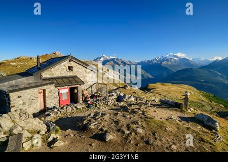 Wiwannihütte mit Walliser Alpen mit Dom, Wiwannihütte, Berner Alpen, Wallis, Schweiz Stockfoto