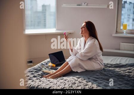 Positive erfreut langhaarige Frau genießen ihren Morgen Stockfoto