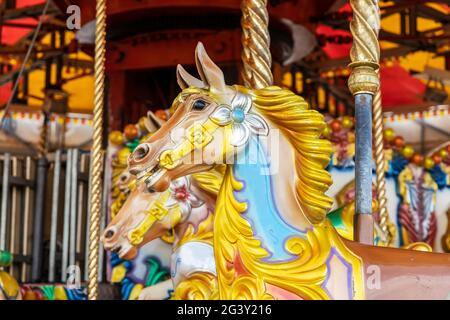 Bunt bemaltes Karussell-Pony auf dem Jahrmarkt. Stockfoto