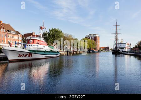 Museumskreuzer im Hafen von Emden, Seenotrettungskreuzer, Dreimaster, Segelschiff, Barkentine (Heureka), Fähre, Schiff, Boot, Ratsdelft, Hafen, Emden, Stockfoto