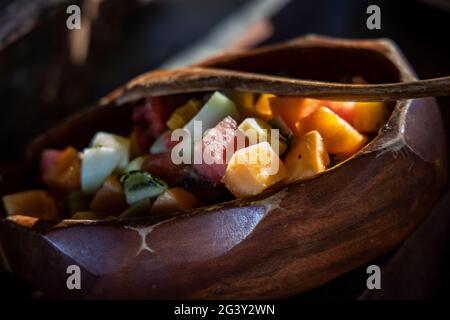 Schale mit Obstsalat an einem fantastischen Frühstücksbuffet im Tovolea Restaurant des Six Senses Fiji Resort, Malolo Island, Mamanuca Group, Fidschi Islane Stockfoto