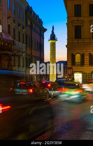 Trajans Säule in der Abenddämmerung in Rom Stockfoto