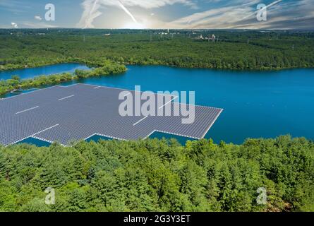 Panorama-Luftaufnahme von schwimmenden Bauernhof Solarzellen Zellpark Plattform-System auf dem See die moderne Technologie Stockfoto
