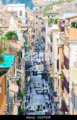Touristen drängen sich und gehen die Via dei Condotti in Rom entlang Stockfoto