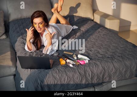 Schöne Brünette weibliche Person mit Online-Kommunikation Stockfoto